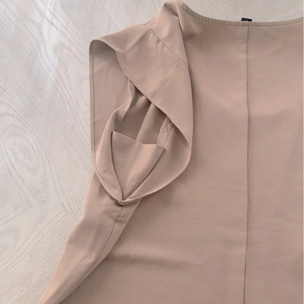 Express top perfect for the office or casual wear. Lightweight Sz XS. - Picture 5 of 6